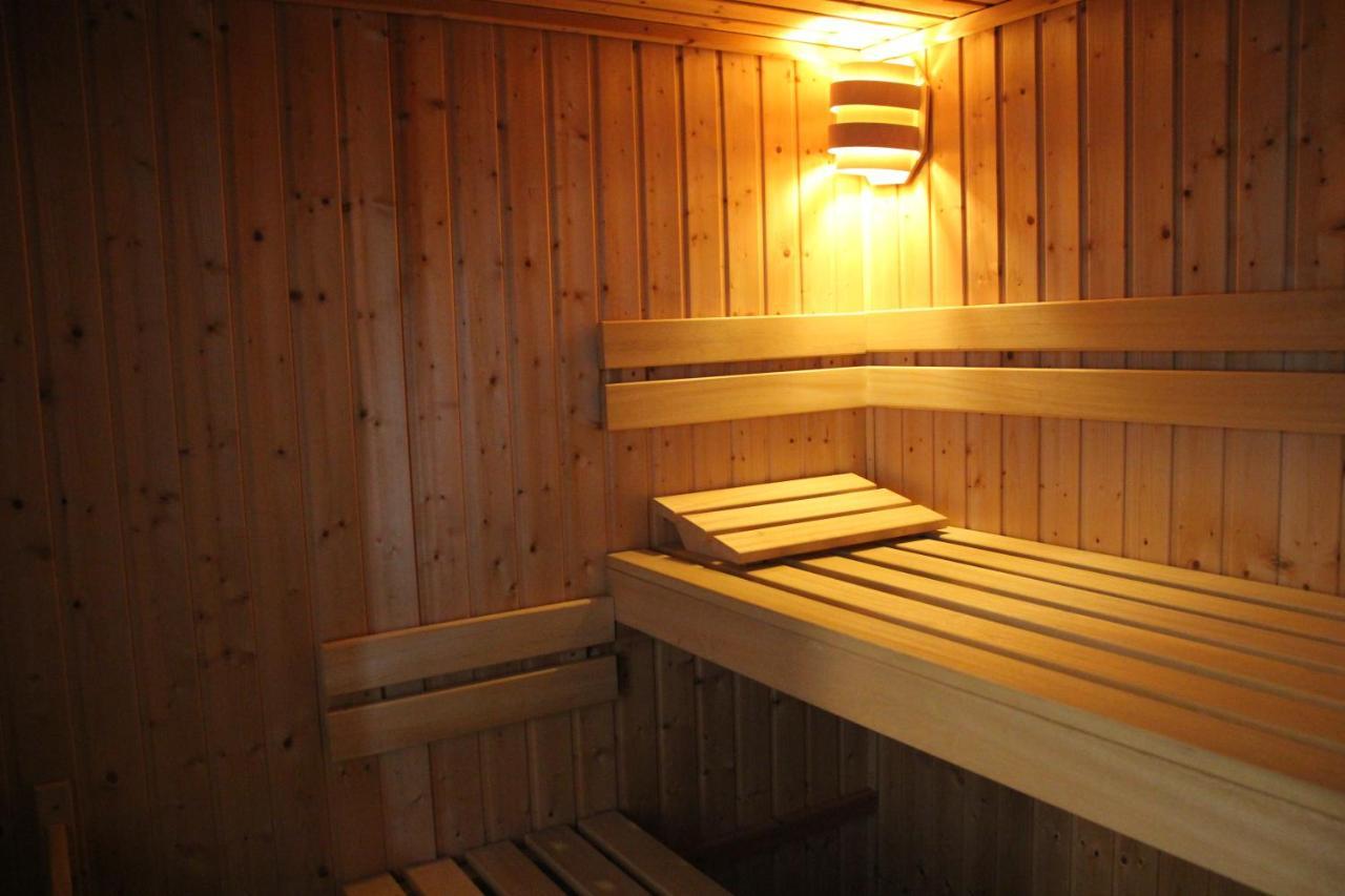 Familiehuis De Betuwe Met Prive Kunstgras Tennisbaan En Sauna Villa Erichem Exterior foto