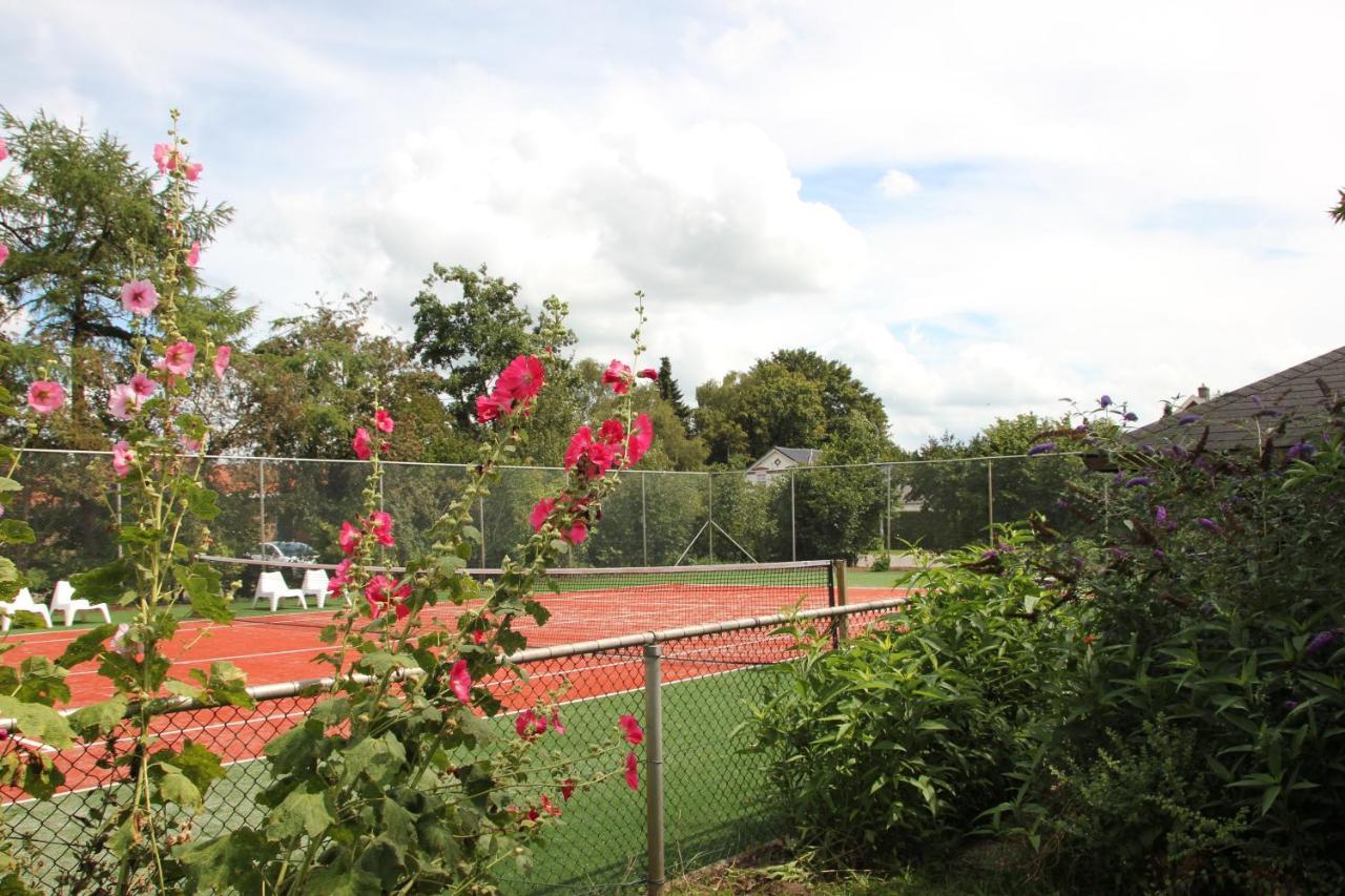 Familiehuis De Betuwe Met Prive Kunstgras Tennisbaan En Sauna Villa Erichem Exterior foto